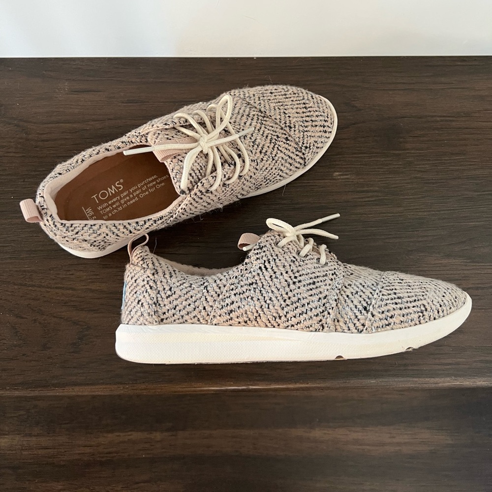 Toms Tweed Lace Up Shoes in Tan Color
